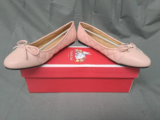 BOXED PAIR OF FRENCH SOLE QUILTED LEATHER SHOES IN PINK UK SIZE 4.5