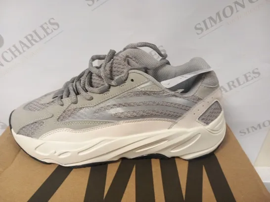 BOXED ADIDAS YEEZY BOOST 700 SIZE 9