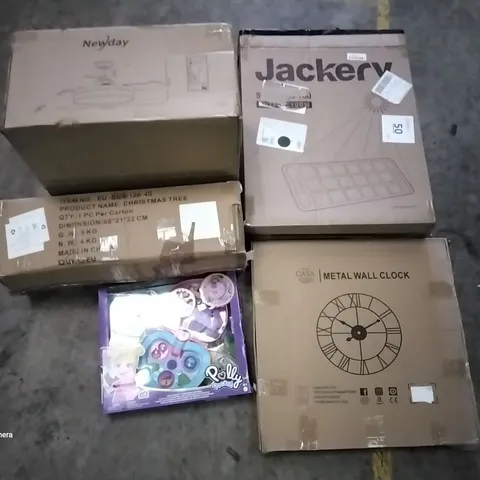 PALLET OF ASSORTED ITEMS INCLUDING CASA CHIC METAL WALL CLOCK, NEWDAY CEILING FAN, POLLY POCKET PLAY SET, CHRISTMAS TREE, JACKERY SOLARSSAGA SOLAR PANEL