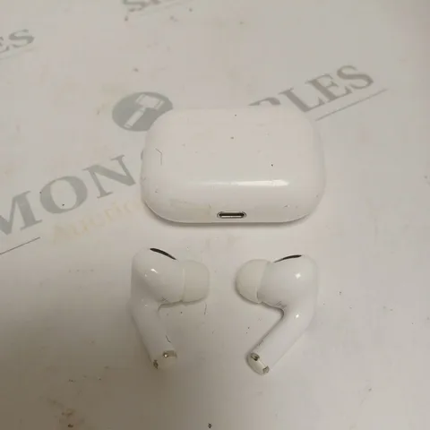 APPLE AIRPODS IN WHITE WITH CHARGING CASE 