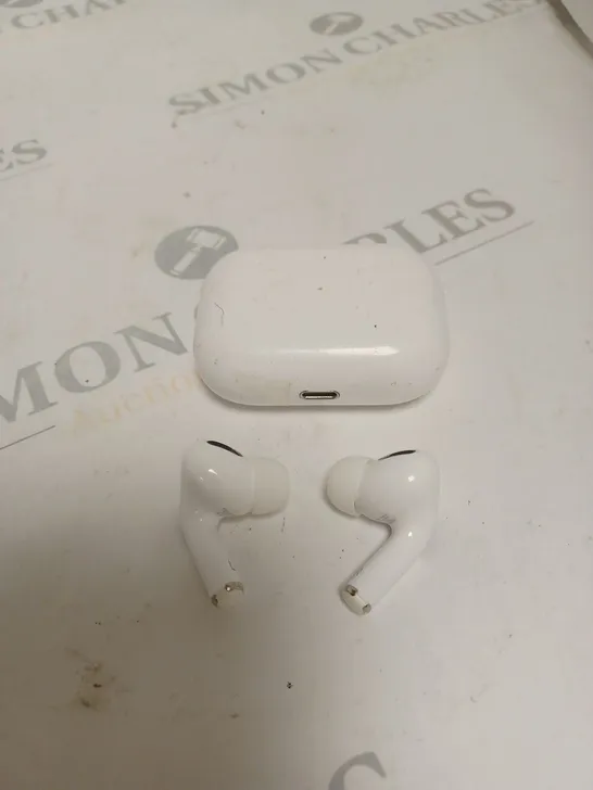 APPLE AIRPODS IN WHITE WITH CHARGING CASE 