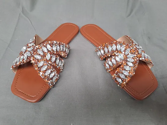 BOXED PAIR OF DESIGNER OPEN TOE SANDALS IN BROWN W. JEWEL EFFECT EU SIZE 39