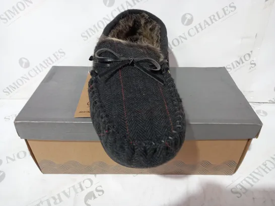 BOXED PAIR OF DUNLOP HERRINGBONE MOCCSASIN SLIPPERS IN BLACK UK SIZE 11