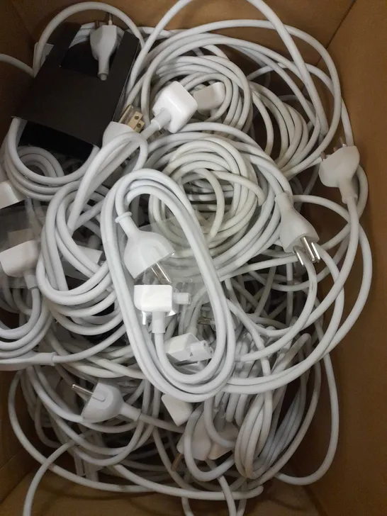 LOT OF APPROX 25 ASSORTED ORIGINAL APPLE SOCKET POWER CABLES 