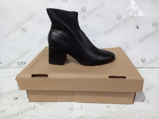 BOXED PAIR OF NEW LOOK BLOCK HEELED BOOTS IN BLACK UK SIZE 3