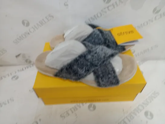 BOXED STRIVE NORA GREY SIZE 6 