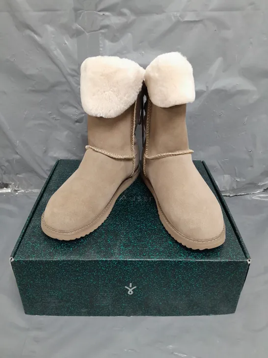 BOXED PAIR OF EMU AUSTRALIA BOOTS IN MUSHROOM SIZE 6