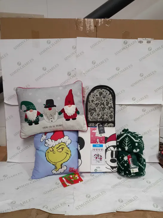 BOX OF APPROX 30 ASSORTED ITEMS TO INCLUDE - DOUBLE OVEN GLOVES - GRINCH CUSHION - DISNEY MICKEY AND FRIENDS DUVET KING SIZE ECT