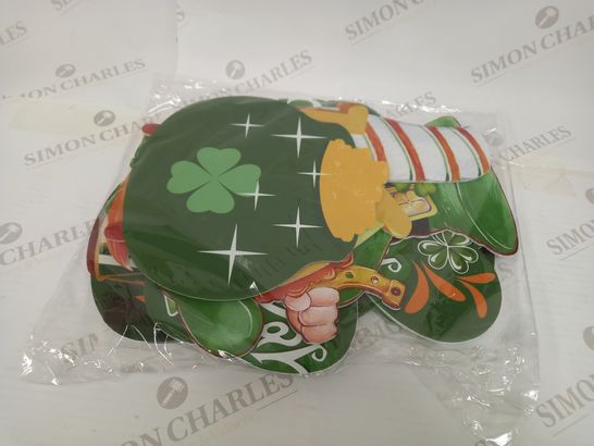 BOX OF APPROXIMATELY 10 ASSORTED ST PATRICK'S DAY OUTDOOR DECORATIONS