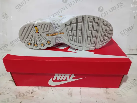 BOXED PAIR OF NIKE AIR MAX PLUS III SHOES IN WHITE UK SIZE 6