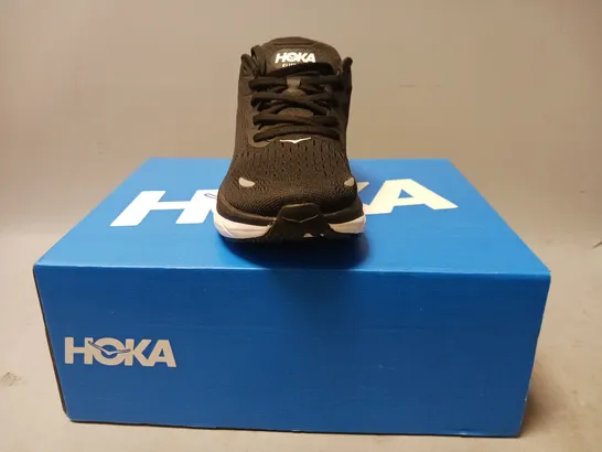 BOXED PAIR OF HOKA CLIFTON 7 SHOE SIN BLACK/WHITE UK SIZE 5