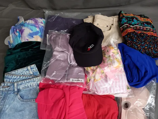 BOX OF APPROXIMATELY 25 ASSORTED CLOTHING ITEMS TO INCLUDE - JEANS, DRESSES, HAT ETC