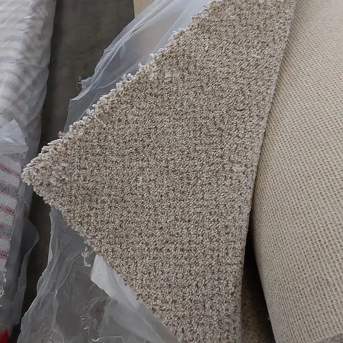 ROLL OF QUALITY CARPET // SIZE: APPROXIMATELY 4 X 5.15m