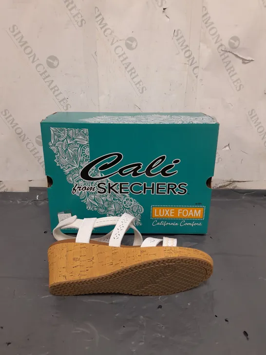 SKETCHERS CALI WOMENS SIZE 9 WEDGE HEEL SANDALS 