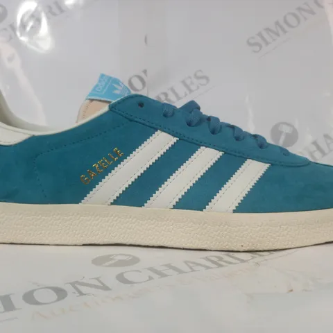PAIR OF ADIDAS GAZELLE SHOES IN BLUE/WHITE UK SIZE 11