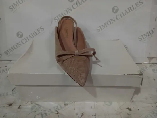 BOXED PAIR OF RUSSELL & BROMLEY CLOSED POINTED TOE LOW HEEL SHOES IN TAN EU SIZE 37.5