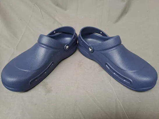 PAIR OF CROCS BISTRO IN NAVY UK SIZE M11/W12