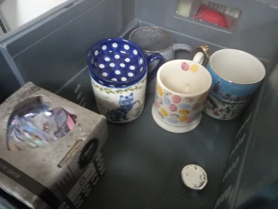 LOT OF ASSORTED HOUSEHOLD ITEMS TO INCLUDE CUPS, PLATES ORNAMENTS AND TEAPOTS - COLLECTION ONLY