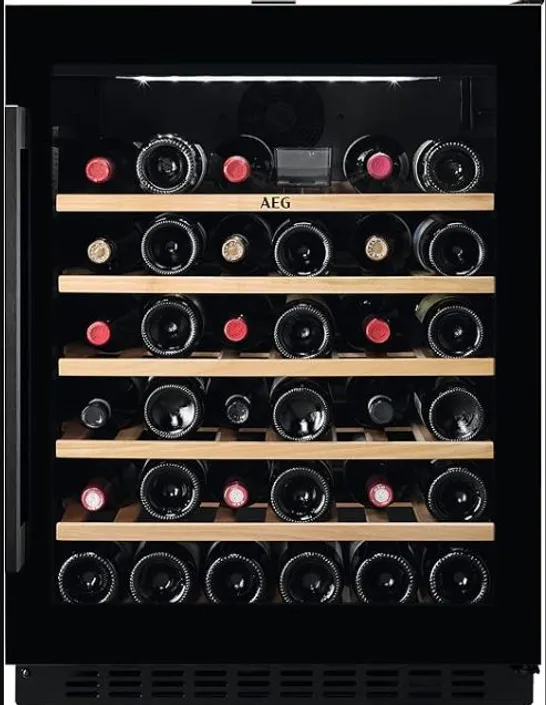 AEG 5000 SERIES BUILT-IN WINE CABINET, AWUS052B5B, 82 CM, 145 L CAPACITY, UNDER COUNTER WINE COOLER WITH EXTENDABLE WOODEN SHELVES, INTEGRATED WINE FRIDGE, LED DISPLAY