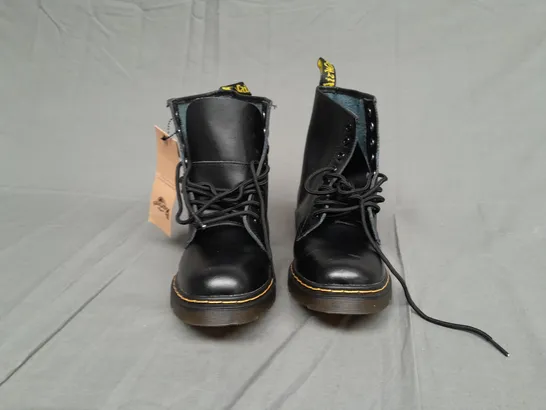 UNBOXED PAIR OF DR MARTINS THE ORGINAL BOOT SIZE 5.5 UK 
