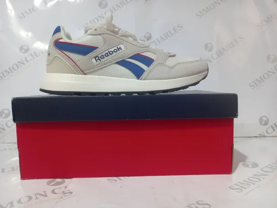 BOXED PAIR OF REEBOK GL1000 SHOES IN WHITE/BLUE/RED UK SIZE 6.5