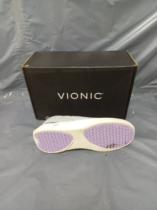 BOXED PAIR OF VIONIC ADVANCED LACELESS TRAINERS GREY SIZE 5 