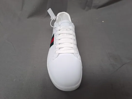 PAIR OF GUCCI SHOES IN WHITE/GREEN/RED EU SIZE 41