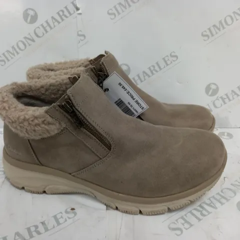 SKETCHERS EASY GOING BOOT IN TAN SIZE 8