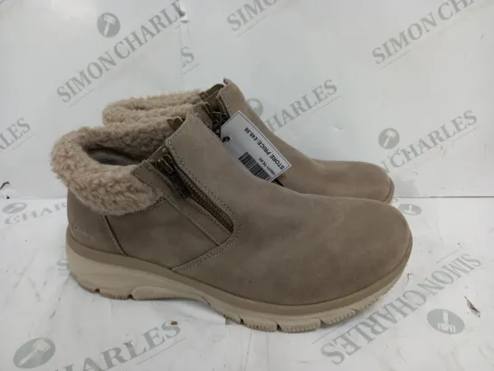 SKETCHERS EASY GOING BOOT IN TAN SIZE 8