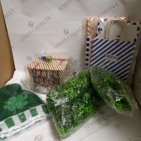LOT OF APPROXIMATELY 20 ASSORTED HOLIDAY ITEMS, TO INCLUDE CHRISTMAS DECORATIONS, PARTY BAGS, ST PATRICK'S HATS, ETC