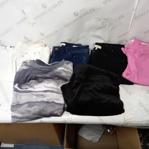 BOX OF ASSORTED CLOTHING TO INCLUDE JEANS, TOPS, JUMPERS 