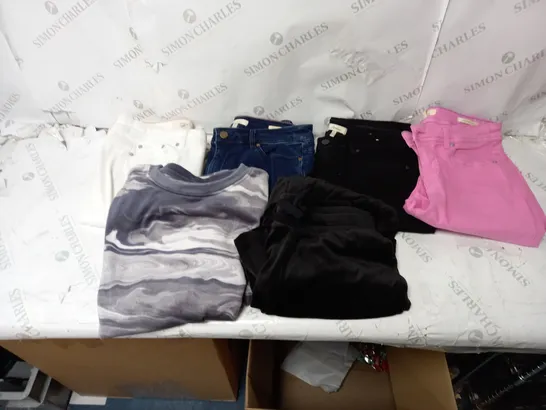 BOX OF ASSORTED CLOTHING TO INCLUDE JEANS, TOPS, JUMPERS 