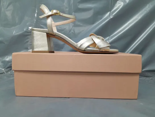 BOXED PAIR OF AIR & GRACE OPEN TOE LOW BLOCK HEEL SANDALS IN METALLIC GOLD W. BOW DETAIL UK SIZE 5