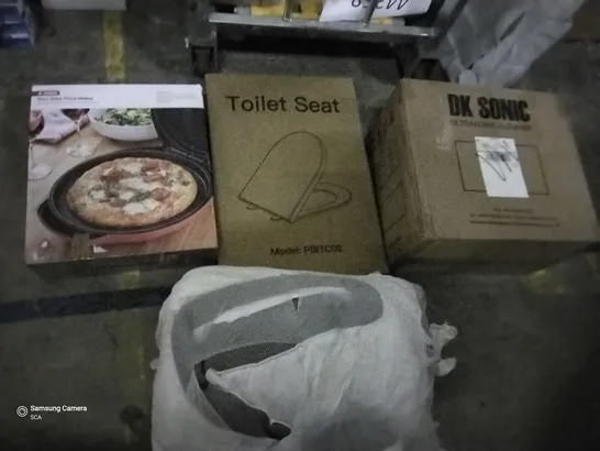 PALLET OF LARGE QUANTITY OF ASSORTED ITEMS TO INCLUDE A NON-STICK PIZZA MAKER, A DK SONIC ULTRASONIC CLEANER, A MATTRESS TOPPER AND A TOILET SEAT 