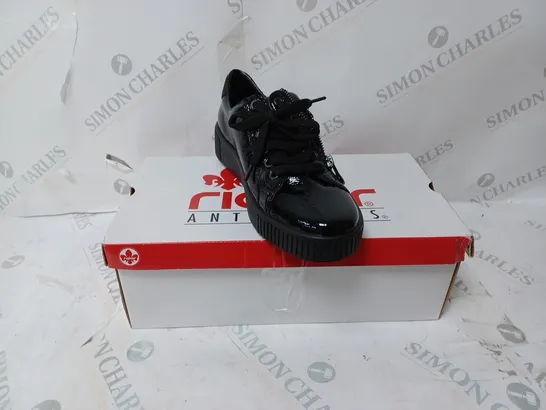 BOXED PAIR OF RIEKER TRAINERS WITH ZIP IN BLACK UK SIZE 5