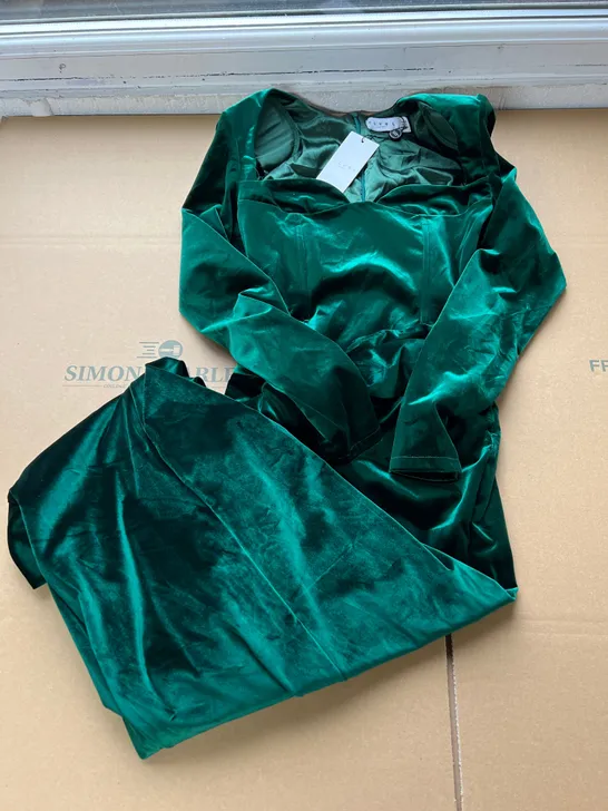 CLUBL EMERALD GREEN VELVET LONG DRESS IN SIZE 8