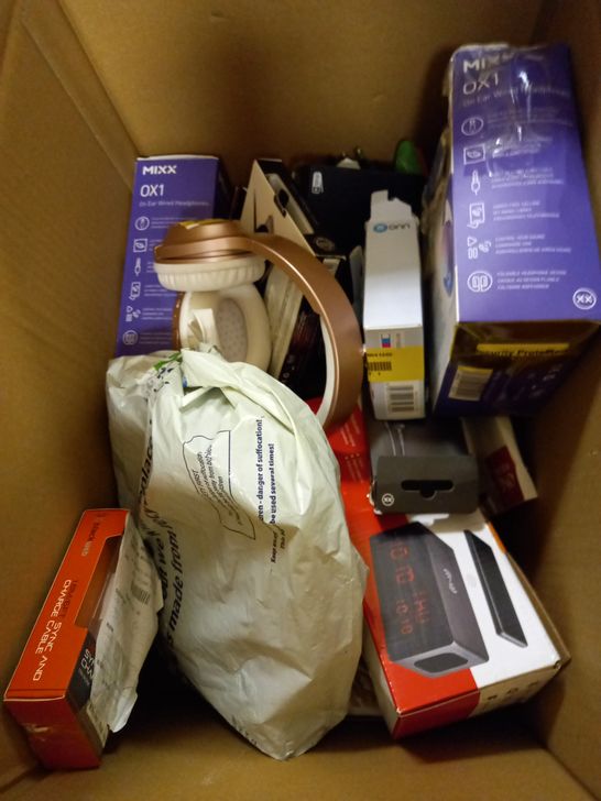 LOT OF APPROX 10 ASSORTED ELECTRICAL ITEMS TO INCLUDE WIRELESS HEADPHONES, TV MOOD LIGHT, MEDIA STATION, ETC
