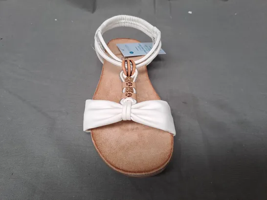 BOXED PAIR OF PAVERS OPEN TOE SANDALS IN WHITE SIZE 3