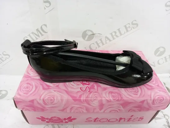 BALLET FLATS WITH STRAP IN BLACK PATENT SIZE 27