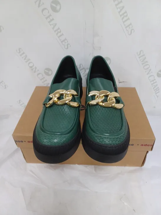 BOXED ADESSO LADIES FLAT SHOES WITH GOLD CHAIN DETAIL GREEN SIZE EU 39