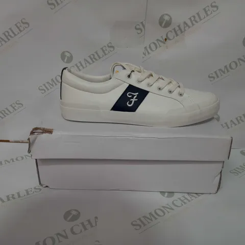 FARAH DALLAS VULC IN WHITE & NAVY - UK 9 