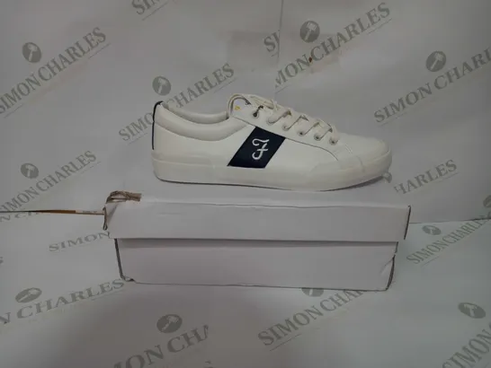 FARAH DALLAS VULC IN WHITE & NAVY - UK 9 