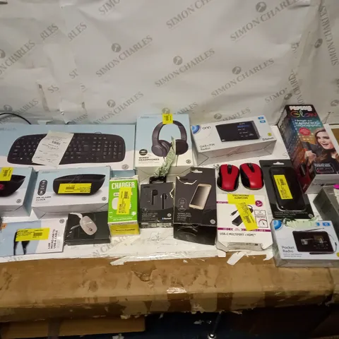 LOT OF APPROX 25 ASSORTED ITEMS TO INCLUDE WIRED KEYBOARD, DAB/FM RADIO, AND ASDA TECH POWERBANK ETC. 