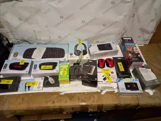 LOT OF APPROX 25 ASSORTED ITEMS TO INCLUDE WIRED KEYBOARD, DAB/FM RADIO, AND ASDA TECH POWERBANK ETC. 