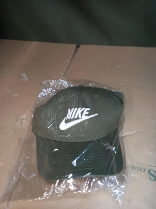 GREEN NIKE BASEBALL CAP