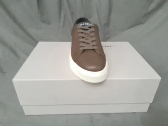 BOXED PAIR OF VYN ONE CUSTOMISED SHOES IN BROWN/BLACK EU SIZE 39