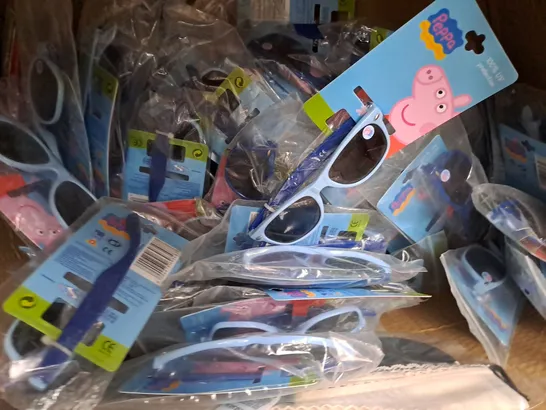 BOX OF APPROXIMATELY 20 ASSORTED PEPPA PIG KIDS GLASSES IN VARIOUS COLOURS - COLLECTION ONLY