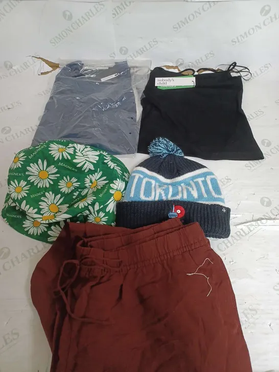 BOX OF APPROXIMATELY 22 ASSORTED CLOTHING ITEMS TO INCLUDE - JEANS , HAT , TROUSERS ETC