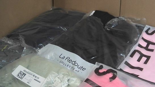 BOX OF APPROX 40 ASSORTED CLOTHING ITEMS WITH VARYING STYLES/SIZE/COLOURS TO INCLUDE: JUMPERS, TOPS, BOXERS