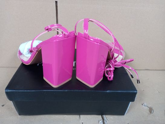 BOXED PAIR OF DESIGNER HEELS IN PINK SIZE 9